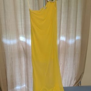 One shoulder yellow dress